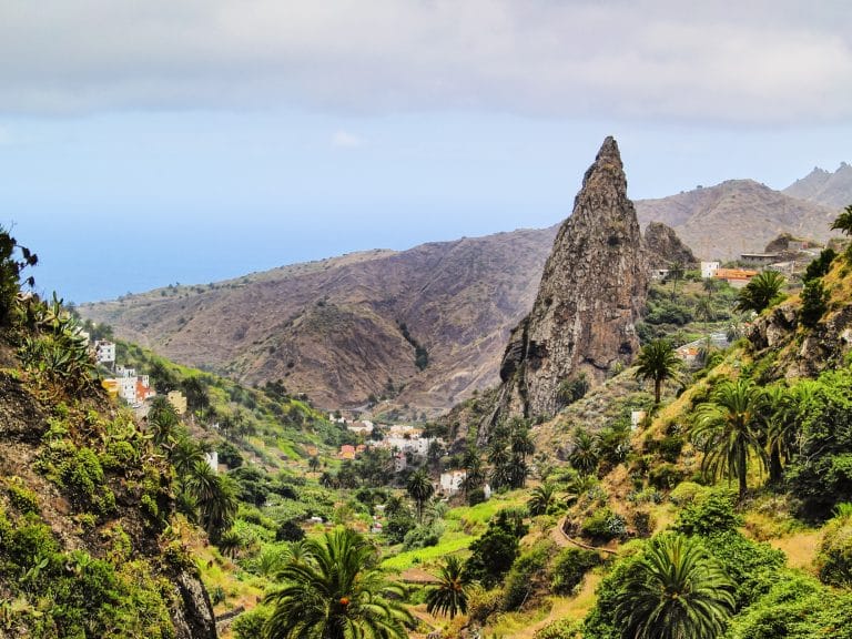 Vista panorámica de Hermigua, un pintoresco valle en La Gomera, rodeado de montañas verdes y paisajes naturales típicos de la isla.