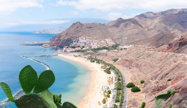 Playa de Las Teresitas en Tenerife, con arena dorada y aguas tranquilas