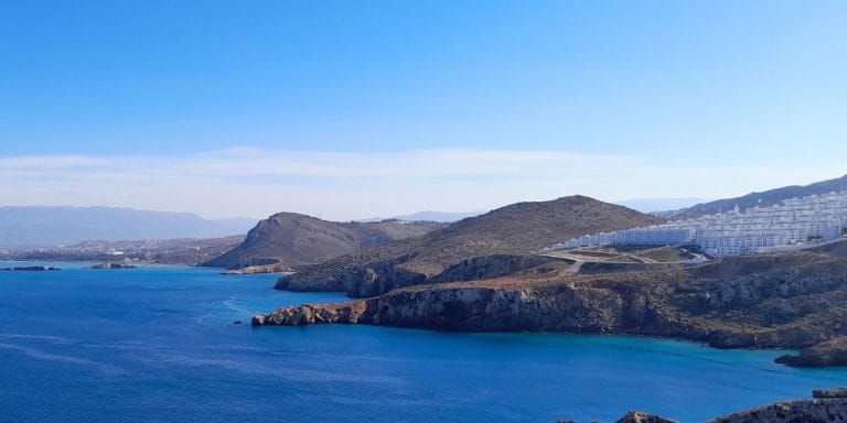 Vista panorámica de la costa de Alhucemas en Marruecos con acantilados y mar azul cristalino