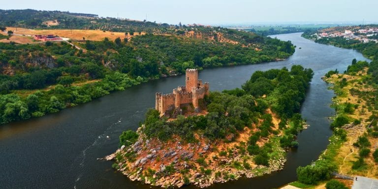 Vista aérea del Castillo de Almourol en una isla del río Tajo, Portugal