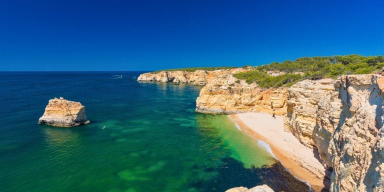 Acantilados y aguas cristalinas en la Praia da Marinha, Algarve, Portugal