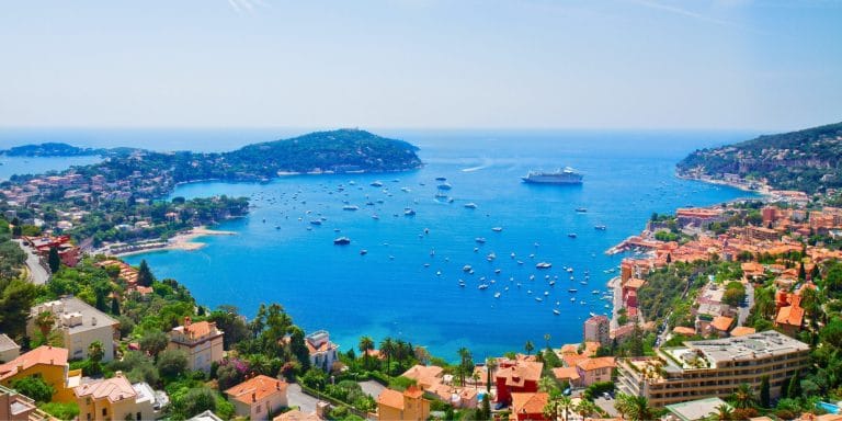 Vista panorámica de la bahía de Villefranche-sur-Mer en la Costa Azul, Francia