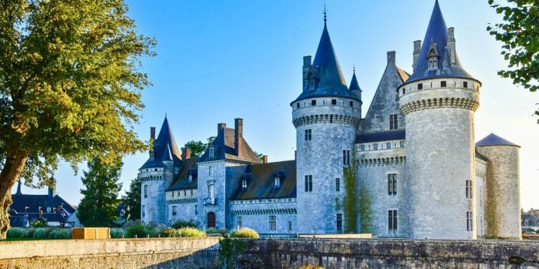 Castillo de Sully-sur-Loire en el Valle del Loira, Francia