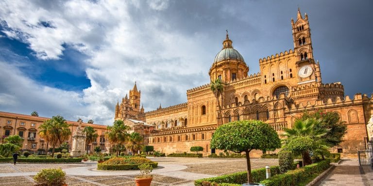 Catedral de Palermo con arquitectura árabe-normanda y cúpula en Sicilia Italia