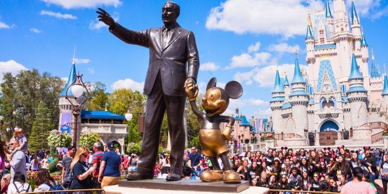Estatua de Walt Disney y Mickey frente al castillo en Disneyland Paris