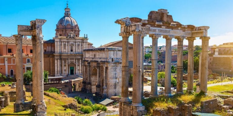 Ruinas del Foro Romano con columnas antiguas y la iglesia de Santi Luca e Martina en Roma Italia