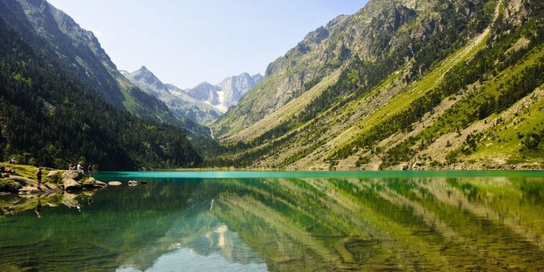 Vista del Lago de Gaube en los Pirineos franceses con montañas al fondo