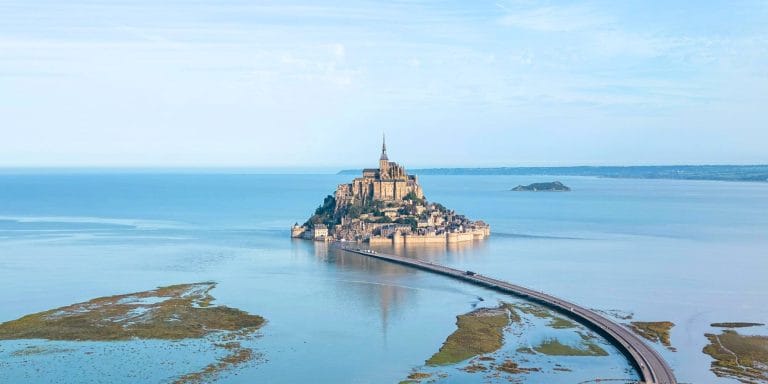 Vista panorámica del Mont Saint-Michel en Normandía, Francia