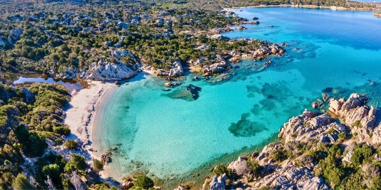 Vista aérea de la Playa Serena en la isla de Caprera Costa Esmeralda Cerdeña Italia