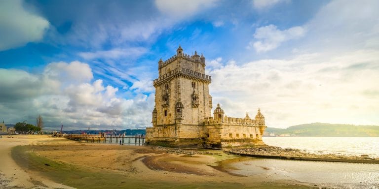 Vista de la Torre de Belém junto al río Tajo en Lisboa, Portugal