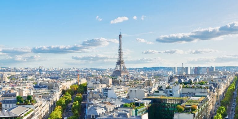 Vista panorámica de la Torre Eiffel y la ciudad de París en Francia
