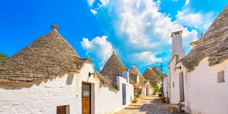 Calles de Alberobello con los tradicionales trulli de piedra en Puglia Italia