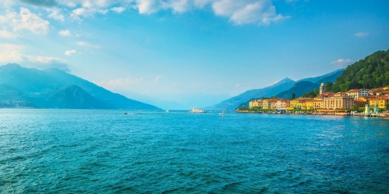 Vista panorámica de Bellagio en el Lago de Como Italia con montañas de fondo