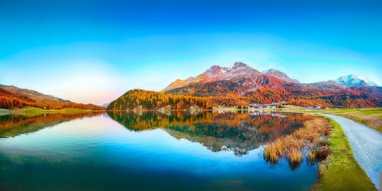 Panorama otoñal del lago Silvaplana con montañas nevadas en Suiza