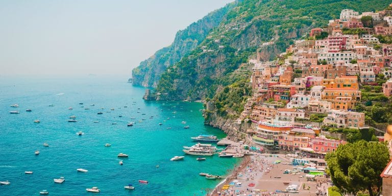 Vista panorámica de Positano con casas de colores en la ladera y el mar Tirreno en la Costa Amalfitana Italia