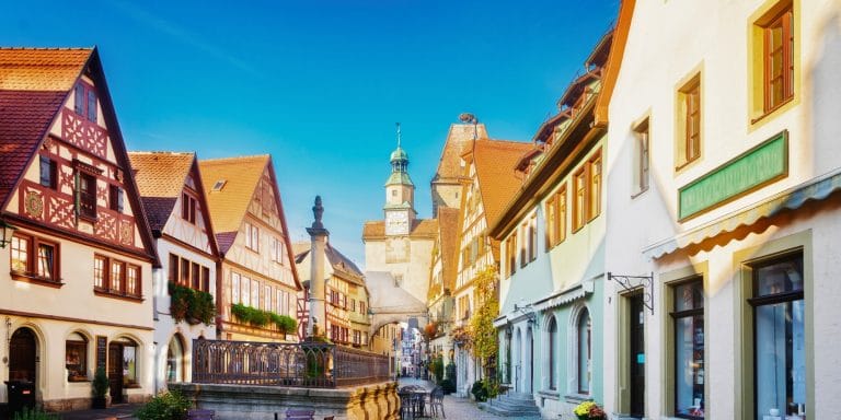 Casco histórico de Rothenburg ob der Tauber con casas de entramado de madera y torre del reloj en Baviera, Alemania