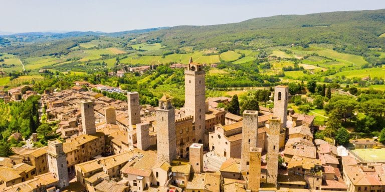 Vista aérea de las torres medievales de San Gimignano en la Toscana Italia