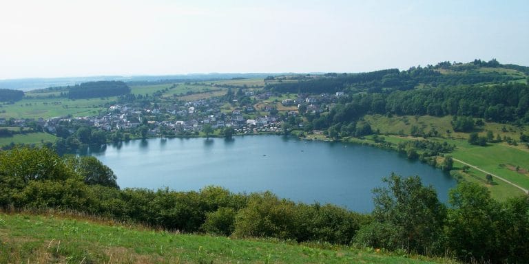 Vista panorámica del Schalkenmehrener Maar con el pueblo de Schalkenmehren en la región de Eifel, Alemania