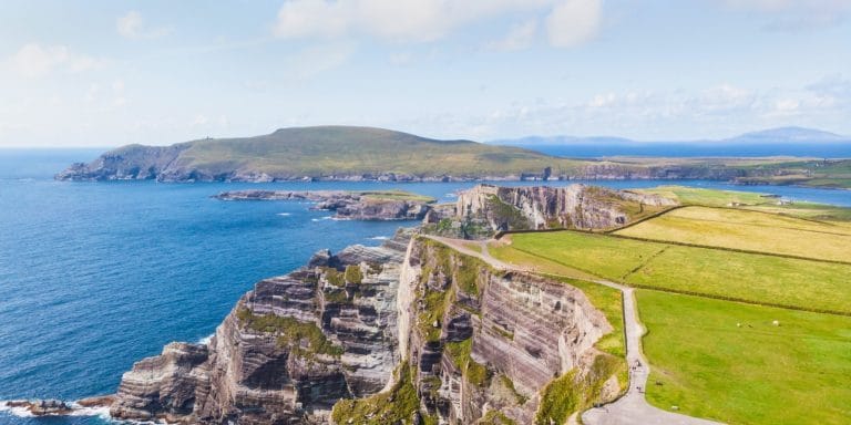 Vista panorámica de los acantilados de Kerry Cliffs junto al océano Atlántico en Irlanda