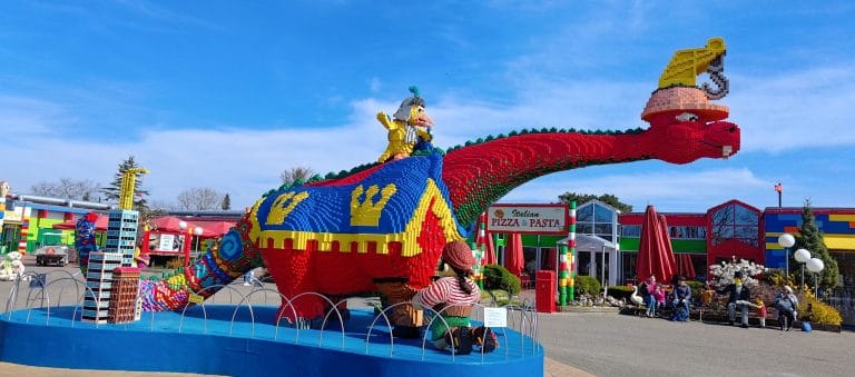 Escultura de un dinosaurio y figuras hechas con piezas de LEGO en Legoland Billund, Dinamarca