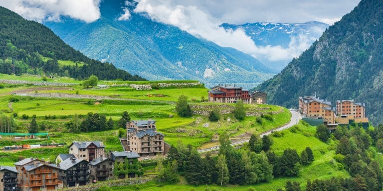 Paisaje rural en Andorra con casas de montaña y vistas a los Pirineos