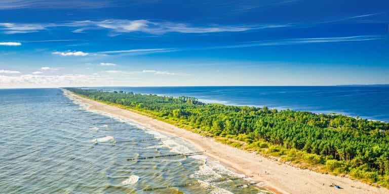 Vista aérea de la península de Hel con playa y bosque en la costa del mar Báltico en Polonia