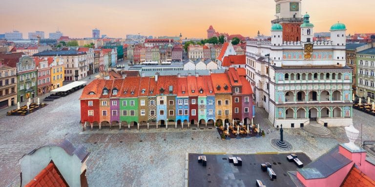 Vista aérea de la Plaza del Mercado Viejo con el ayuntamiento renacentista y casas de colores en Poznań, Polonia