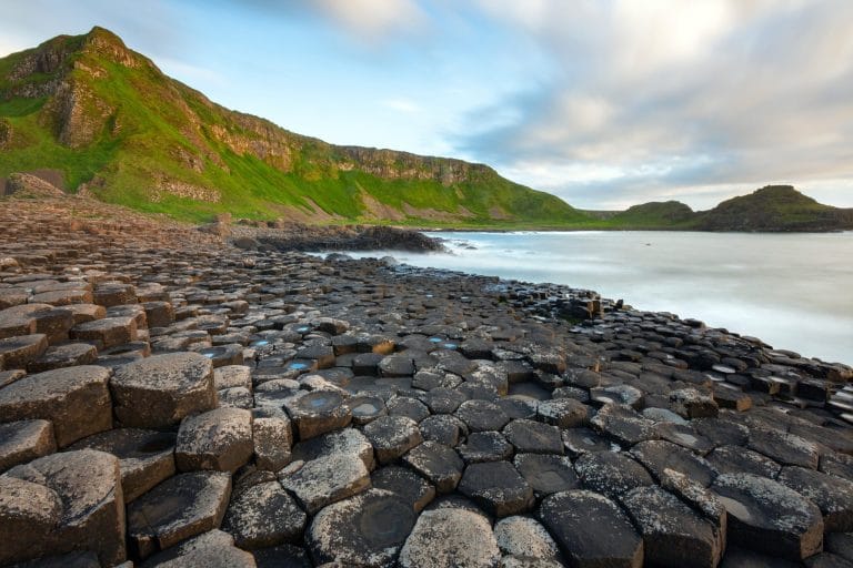 Formaciones basálticas en la Calzada del Gigante en Irlanda del Norte junto al mar