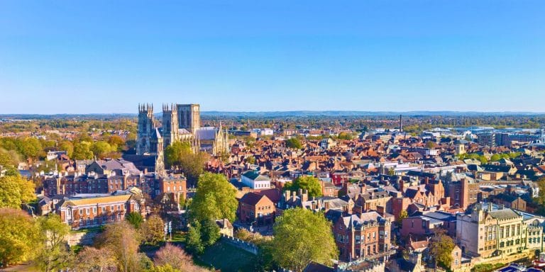 Vista panorámica de la ciudad de York con la catedral de York Minster destacando entre los edificios históricos
