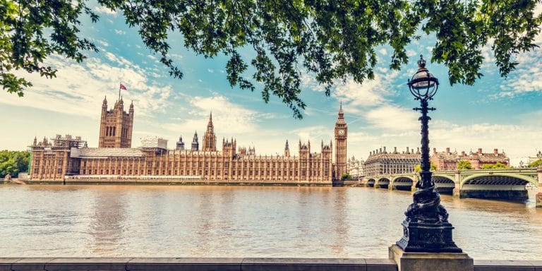 Vista panorámica del Palacio de Westminster y el Big Ben desde la orilla del río Támesis en Londres