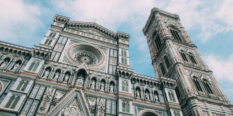 Fachada de la catedral de Santa María del Fiore y el campanario de Giotto en Florencia Italia