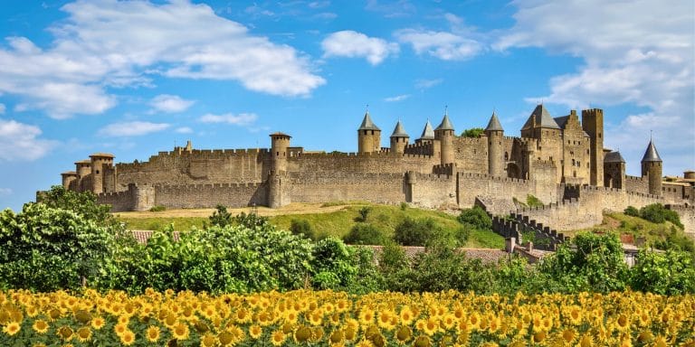 Murallas y torres de la ciudadela medieval de Carcasona en Francia