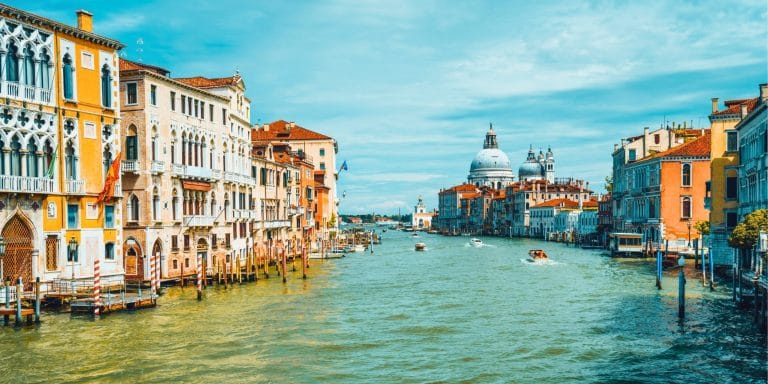 Vista del Gran Canal de Venecia con palacios históricos y la basílica de Santa Maria della Salute al fondo