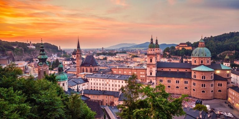 Vista panorámica de Salzburgo con la catedral y el casco histórico al atardecer en Austria