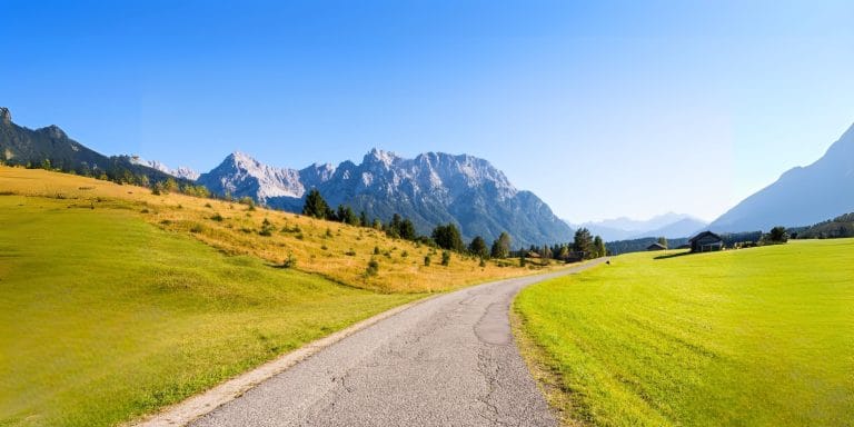 Carretera rural con vistas a las montañas Karwendel en Tirol, Austria