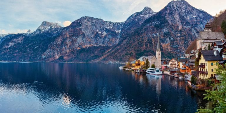 Panorama del pueblo de Hallstatt junto al lago rodeado de montañas en los Alpes de Austria