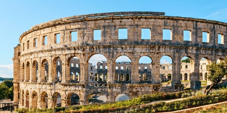Anfiteatro romano de Pula en Croacia, monumento histórico bien conservado