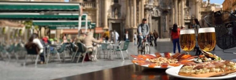 Aperitivo servido con vistas a la Catedral de Murcia, combinando gastronomía y patrimonio histórico