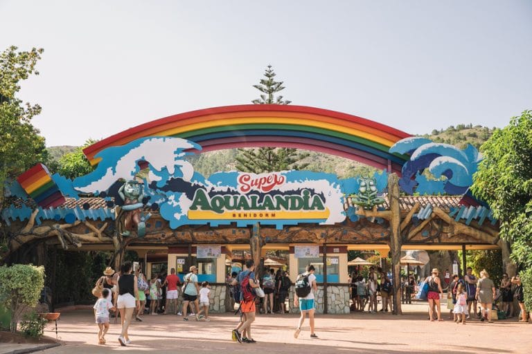 vista de aqualandia en benidorm, un parque acuatico lleno de diversion y actividades para toda la familia
