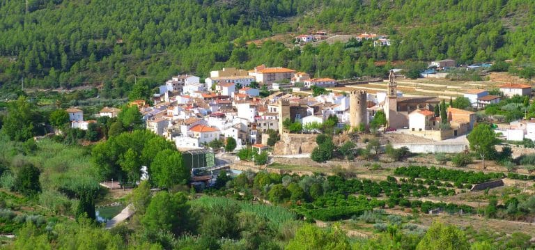 Paisaje del pueblo de Argelita en Castellón, rodeado de montañas y naturaleza