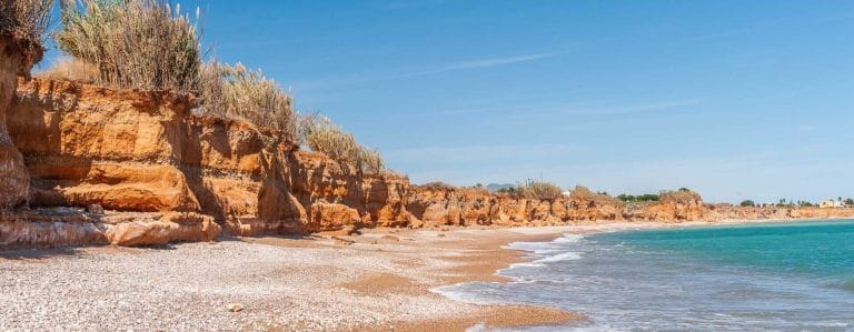 Playa de Benicarló en Castellón, con arena dorada y aguas cristalinas del Mediterráneo.