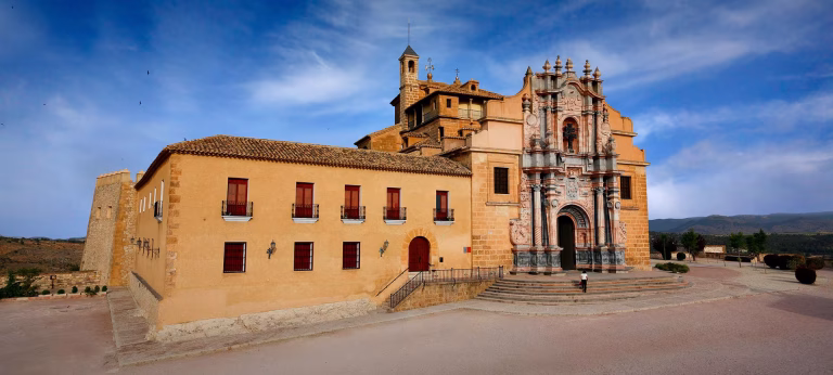 Vista de Caravaca de la Cruz en Murcia, un importante destino de peregrinación con su icónica basílica.