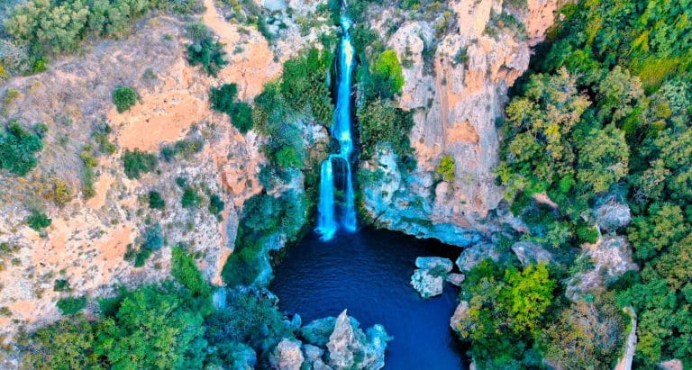 Paraje natural de las Chorreras de Navarrés en Valencia, con cascadas y piscinas de agua cristalina
