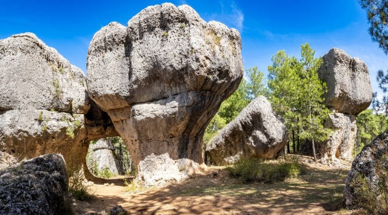 Formaciones rocosas en la Ciudad Encantada de Cuenca con piedras moldeadas por la erosión entre pinares