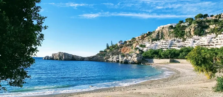 Vista de la Costa Tropical de Granada, con playas de aguas cristalinas y un clima privilegiado.