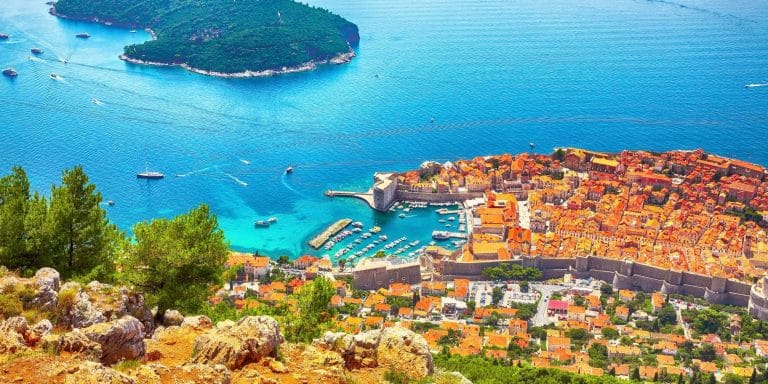 Vista panorámica de Dubrovnik en Croacia con la ciudad amurallada y el mar Adriático