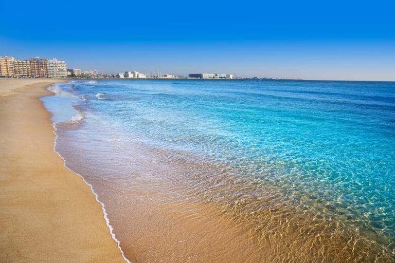 vista del paisaje de la playa de santa pola en alicante, un destino perfecto para disfrutar de la costa, naturaleza y turismo playero.