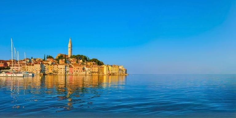 Vista panorámica de Rovinj en Croacia con casas de colores junto al mar Adriático y el campanario de San Eufemia