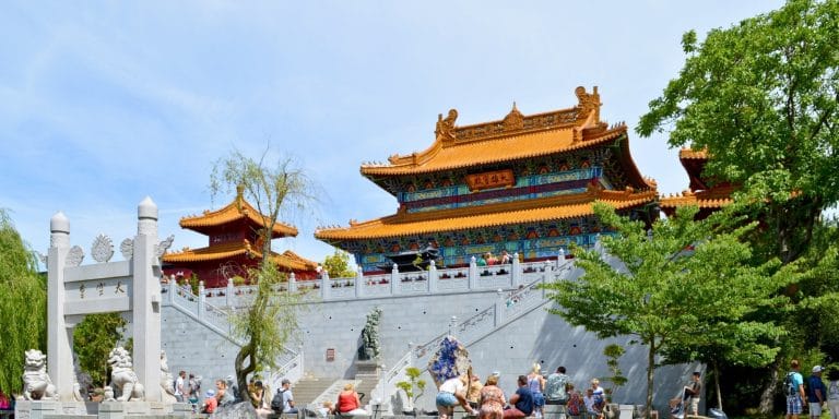Templo de estilo chino en la zona Middle Kingdom del parque Pairi Daiza en Brugelette, Bélgica