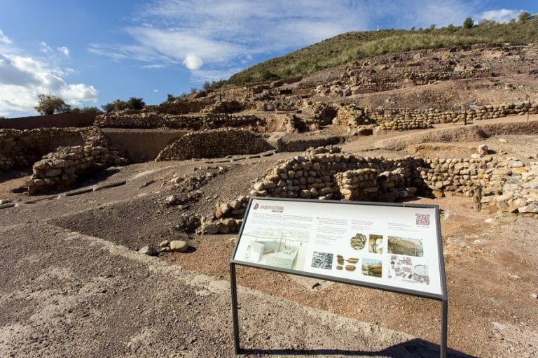 vista del yacimiento arqueologico la bastida en totana, murcia, un sitio historico que muestra la riqueza arqueologica de la region